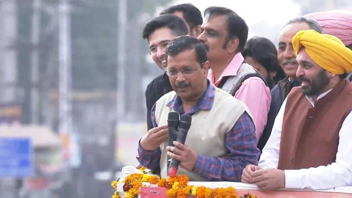 पंजाब के पठानकोट में चुनावी दौरे पर पहुंचे अरविंद केजरीवाल ने तिरंगा यात्रा के दौरान दिया बयान.