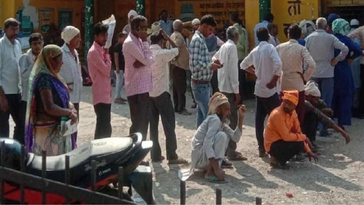 खाद के लिए लाइन में लगे किसान  (File)