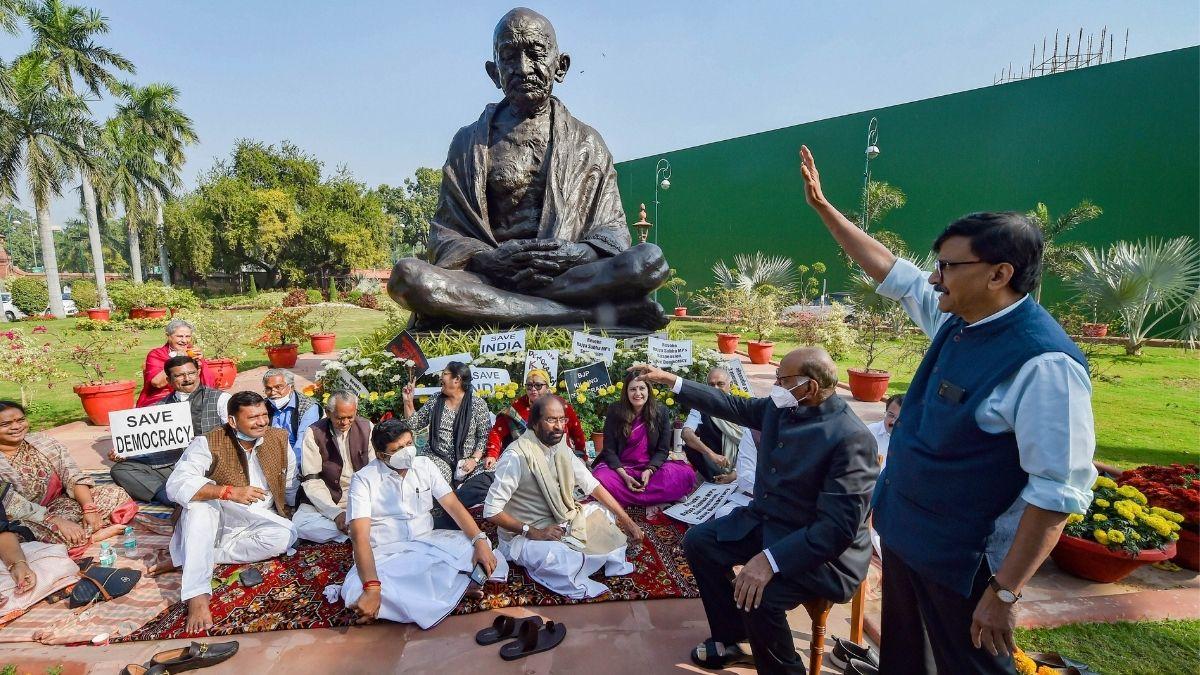 सांसदों के निलंबन ने विपक्ष को एकजुट होने का मौका तो दिया है, पर कसक अब भी कहीं बाकी है. (फाइल फोटो-PTI)