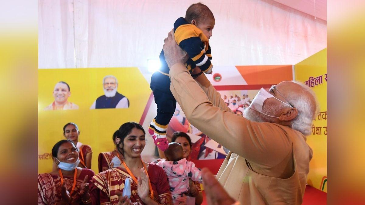 पीएम मोदी ने बच्चों को खिलाया. (फोटो- अशोक सिंघल)