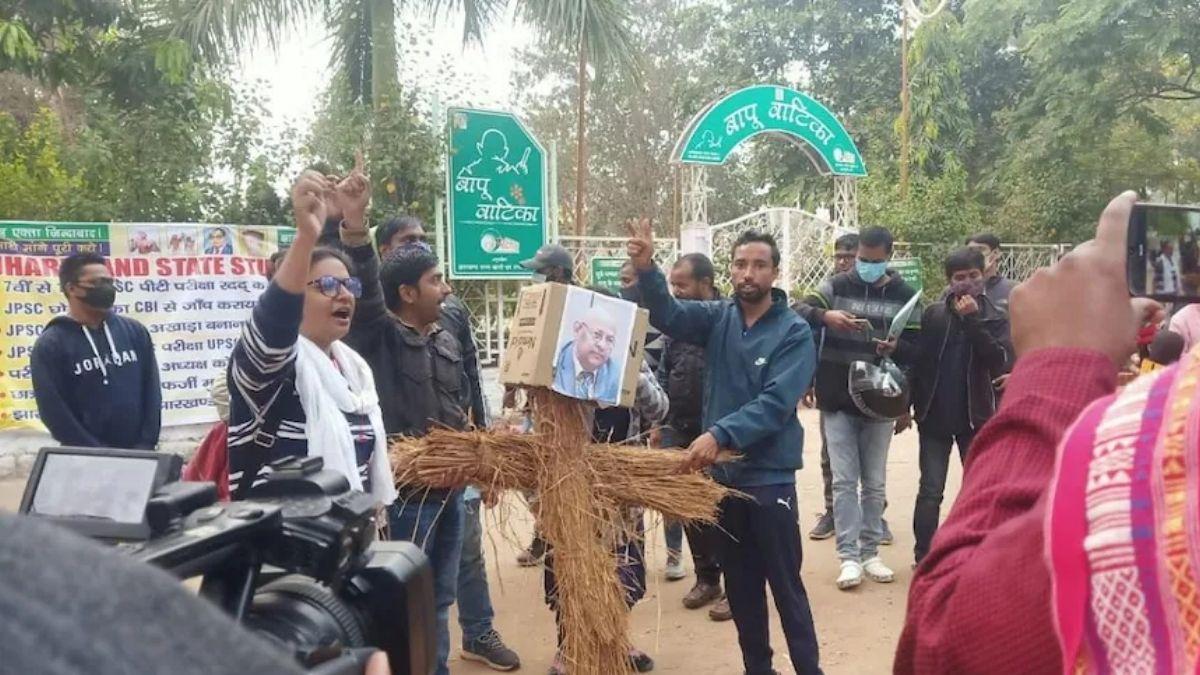 एग्जाम रिजल्ट में हुई गड़बड़ी को लेकर अभ्यर्थी आंदोलन कर रहे हैं. (फाइल फोटो)