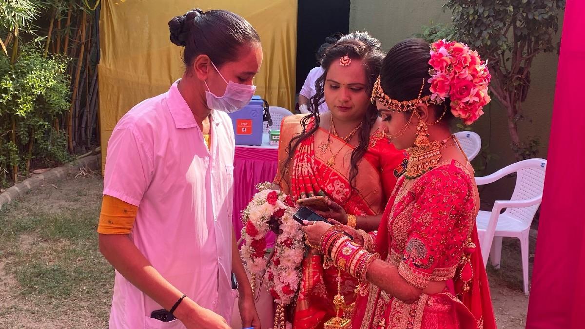 गुजरात: शादी के पंडालों में स्वास्थ्य विभाग की चेकिंग, 21 पंडाल में 190 लोगों को लगाई वैक्सीन