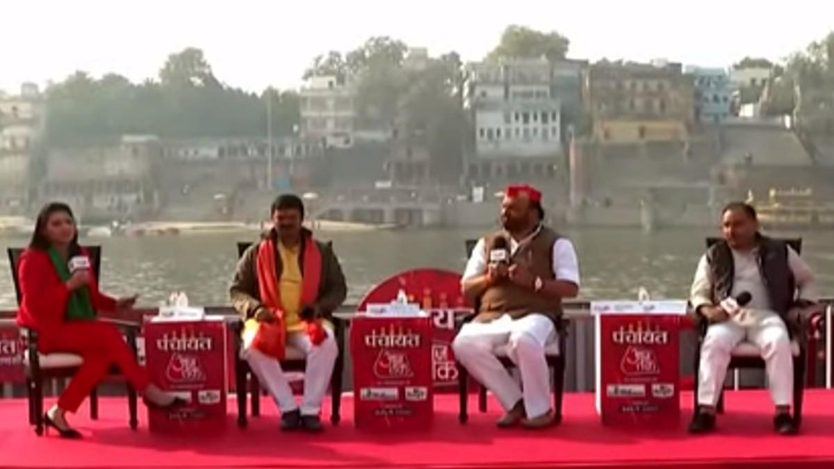 पंचायत आजतक कार्यक्रम में मौजूद भाजपा, कांग्रेस प्रवक्ता और सपा के पूर्व मंत्री.