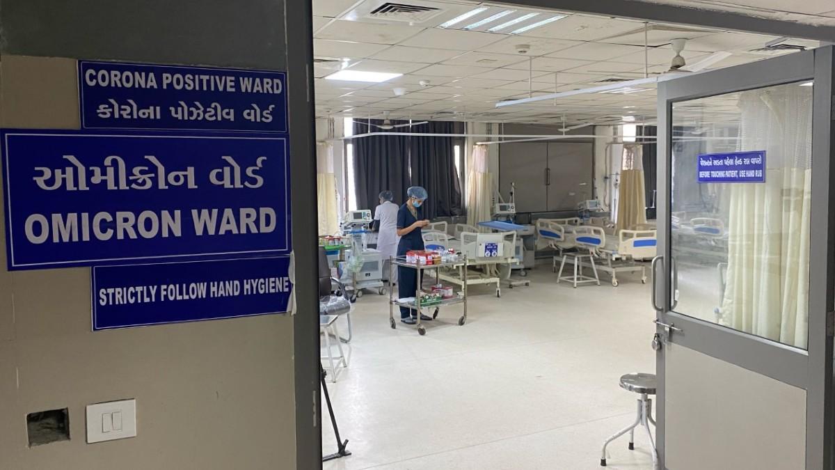 अहमदाबाद के कोविड अस्पताल में ओमिक्रॉन का अलग से ही वार्ड बनाया गया है. (प्रतीकात्मक तस्वीर)