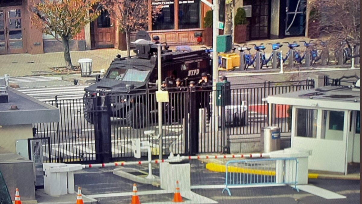 UN मुख्यालय के बाहर हथियारबंद शख्स तीन घंटे तक करता रहा बवाल, पुलिस ने किया गिरफ्तार