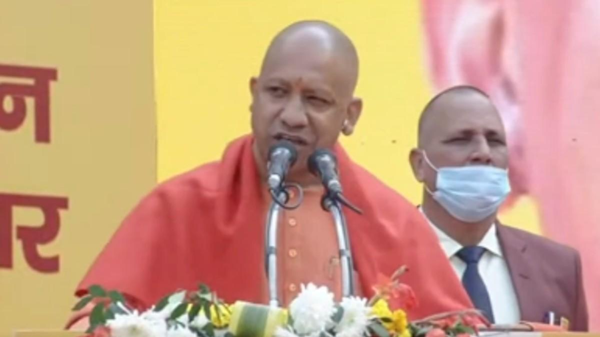 जनसभा को संबोधित करते मुख्यमंत्री योगी आदित्यनाथ.