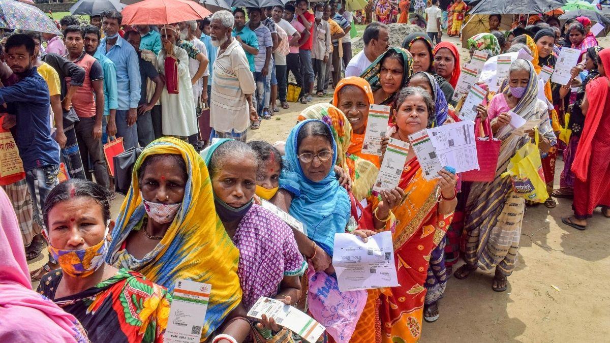 वोटर आईडी को आधार से जोड़ने की चुनाव आयोग ने सिफारिश की थी. (फाइल फोटो-PTI)