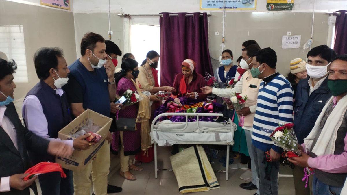 बेटियां पैदा होने पर बांटे गए सोने और चांदी के लॉकेट 