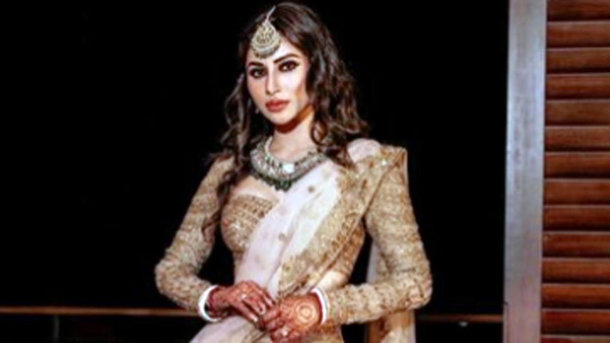 संगीत से तस्वीर शेयर कर मोनी रॉय ने लिखा सूरज, चांद, सितारे, संगीत