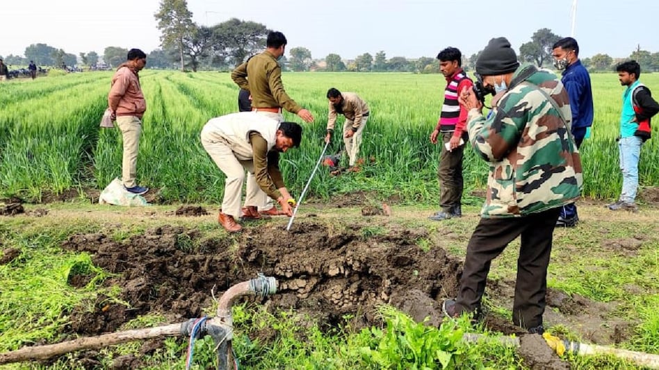 हत्या के बाद खेत में जांच-पड़ताल करती पुलिस