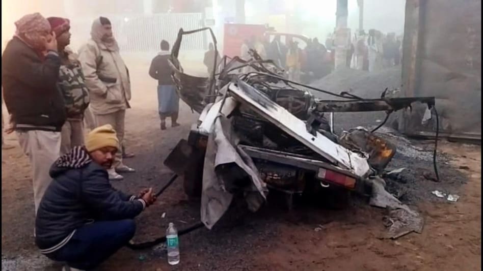 हादसे के बाद क्षतिग्रस्त वाहन. (फोटो: वीडियो ग्रैब)