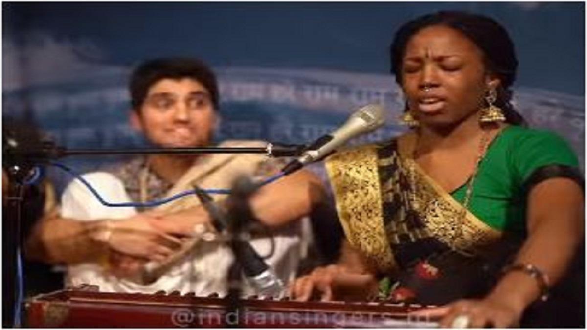 कौन है ये विदेशी कृष्ण भक्त, जिसके भजन सुनने दूर-दूर से आते हैं लोग