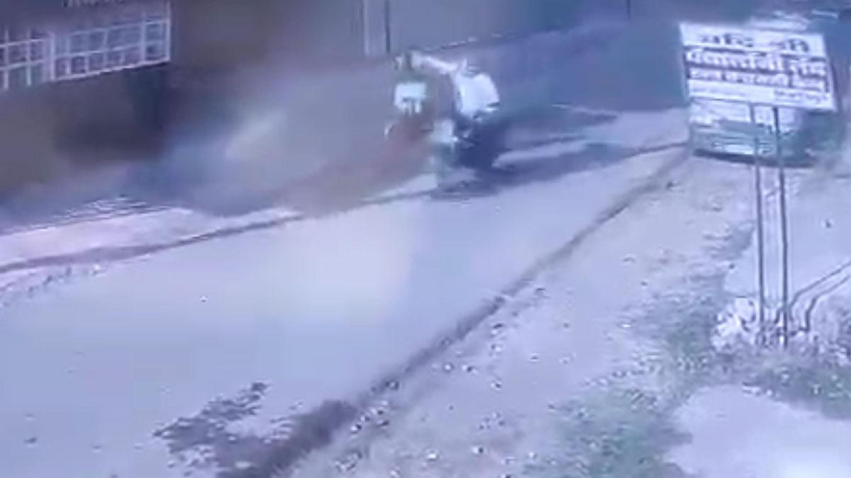 महाराष्ट्र: बीच रास्ते में पति ने पत्नी पर फेंका एसिड, वारदात CCTV में कैद