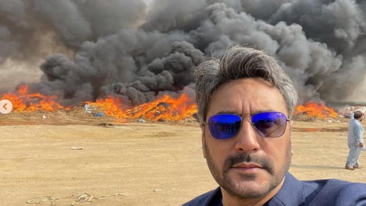 पीछे भीषण आग, सामने खड़े होकर सेल्फी लेने लगा पाकिस्तानी एक्टर! Memes Viral