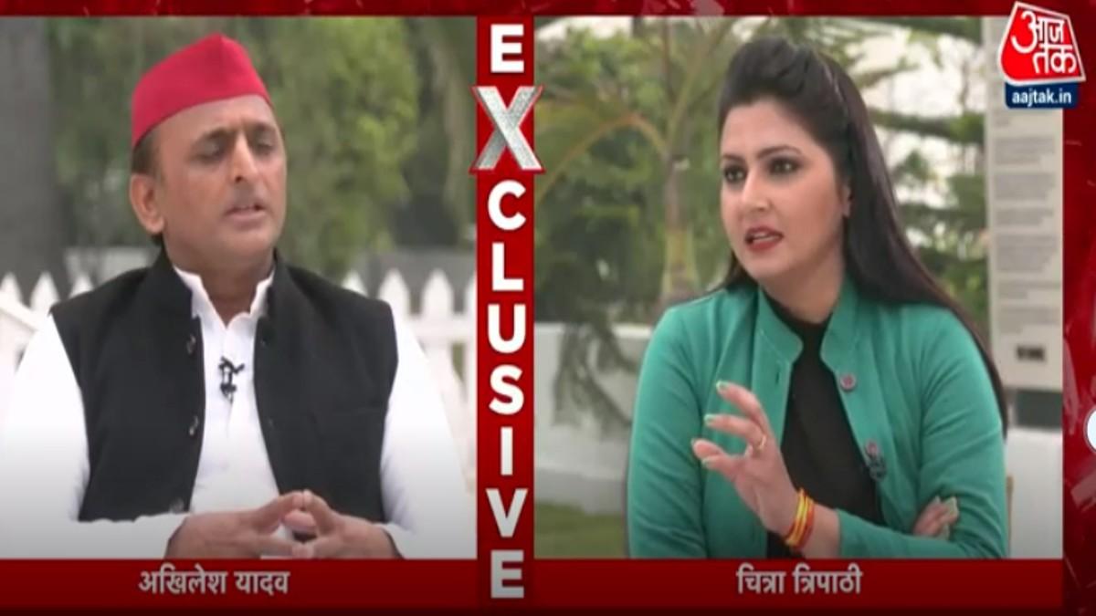 आजतक से बातचीत करते अखिलेश यादव.