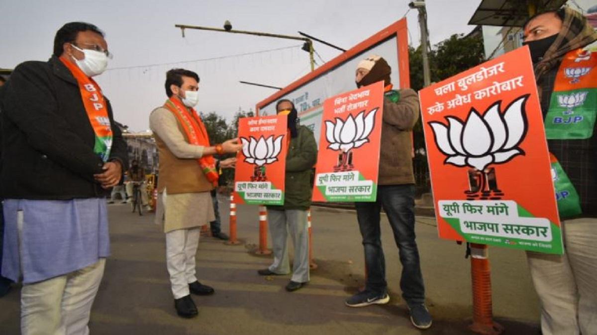 Union Minister Anurag Thakur during door to door poll campaign in Lucknow