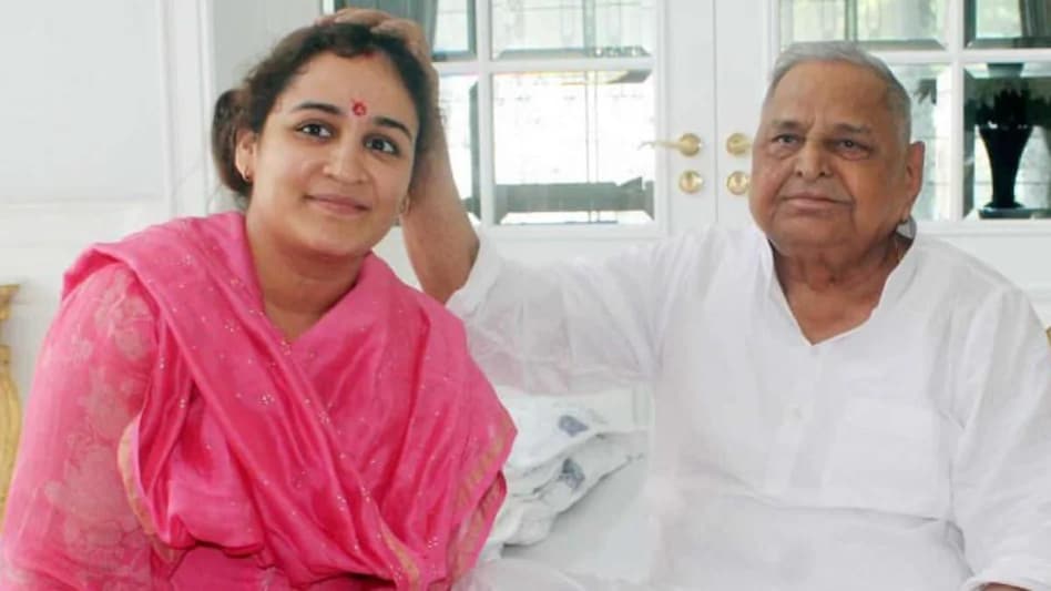 Aparna Yadav: सपा के घर में ही स्ट्राइक, बीजेपी में शामिल हो सकती हैं मुलायम सिंह की छोटी बहू अपर्णा - aparna yadav Mulayam Singh daughter in law likely to join BJP