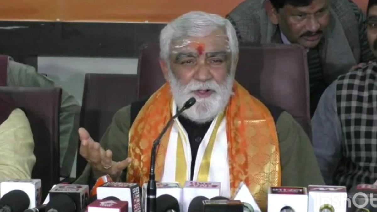 वाराणसी में पत्रकारों से बात करते अश्विनी चौबे.