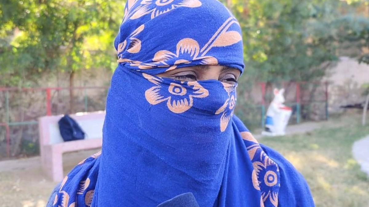 पति के खिलाफ शिकायत लेकर एसपी ऑफिस पहुंची महिला.