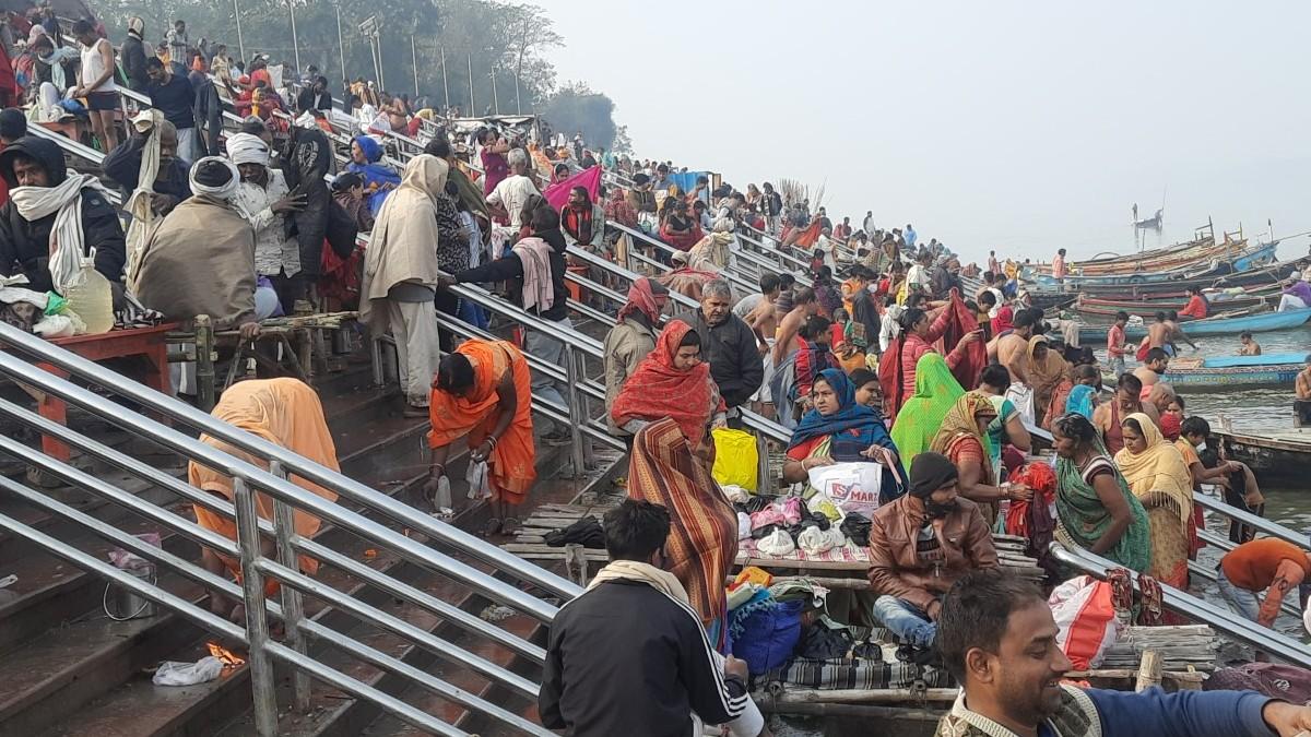 मकर संक्रांति के अवसर पर बक्सर के रामरेखा घाट पर लगी लोगों की भीड़. कोरोना को दरकिनार कर लोग आस्था की डुबकी लगाते रहे.