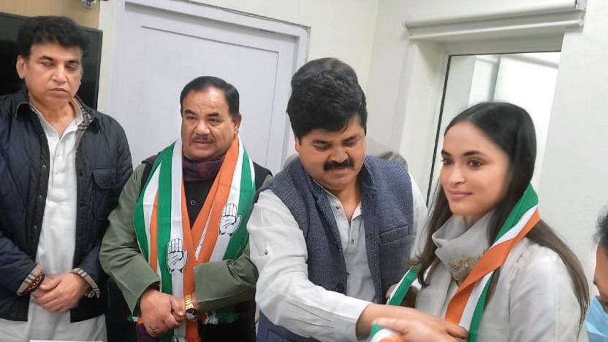 नई पारी  मॉडल अनुकृति गुसाईं (दाएं से दूसरी) लैंसडाउन से कांग्रेस उम्मीदवार हैं