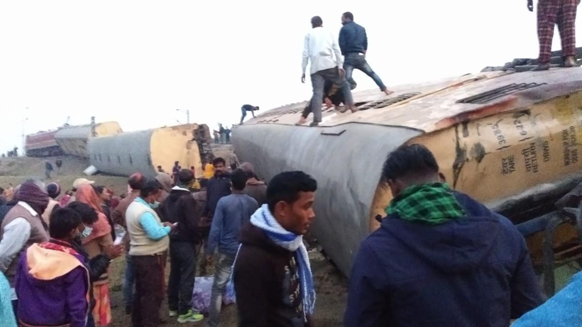 Train Accident: बीकानेर से गुवाहाटी जा रही ट्रेन पटरी से उतरी, एक-दूसरे पर चढ़े कोच, कई जख्मी