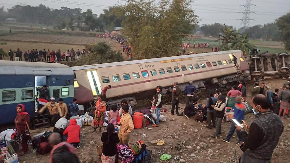 बंगाल के जलपाईगुड़ी में गुरुवार को हुआ बड़ा हादसा. (फोटो- पीटीआई)