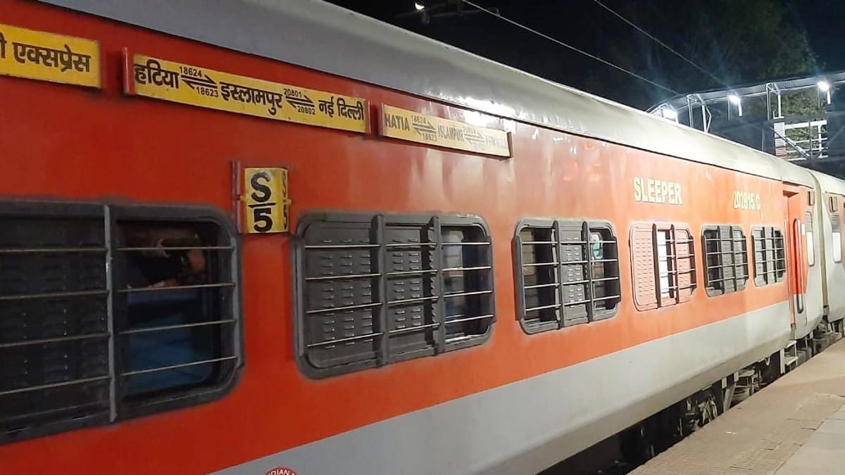 रेलवे लाइन क्षतिग्रस्त होने के कारण ट्रेनों का आवागमन बाधित. 