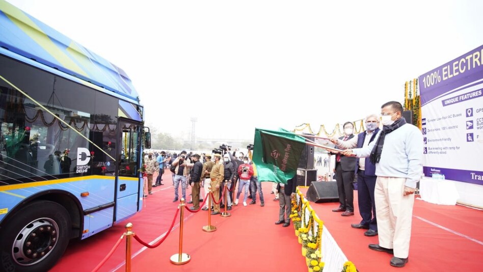 मुख्यमंत्री अरविंद केजरीवाल ने इन्द्रप्रस्थ डिपो से इलेक्ट्रिक बस को हरी झंडी दिखा कर रवाना किया