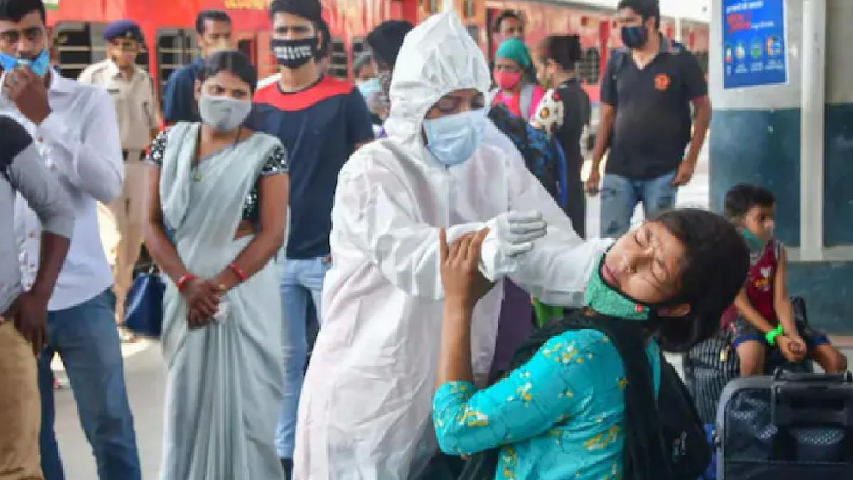 रेलवे स्टेशन पर यात्रियों की कोरोना जांच करता स्वास्थ्यकर्मी (फाइल फोटो- पीटीआई)