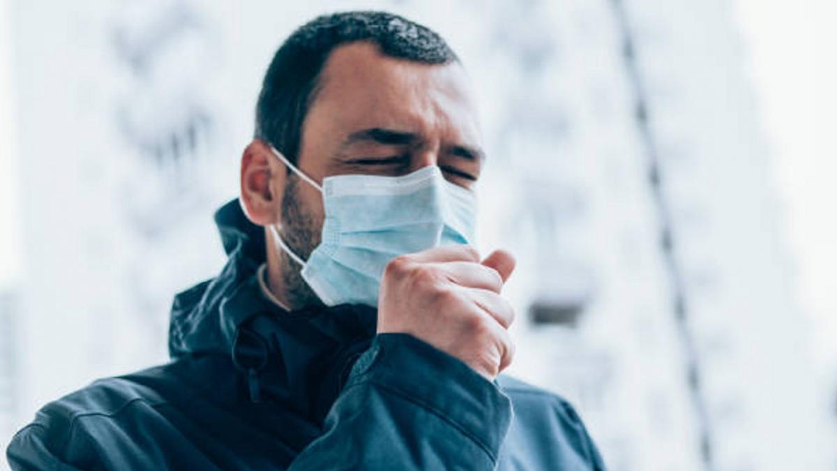 लगातार खांसी होने पर कराएं ट्यूबरक्लोसिस टेस्ट, कोविड-19 के इलाज की नई गाइडलाइन जारी (Photo: Getty Images)