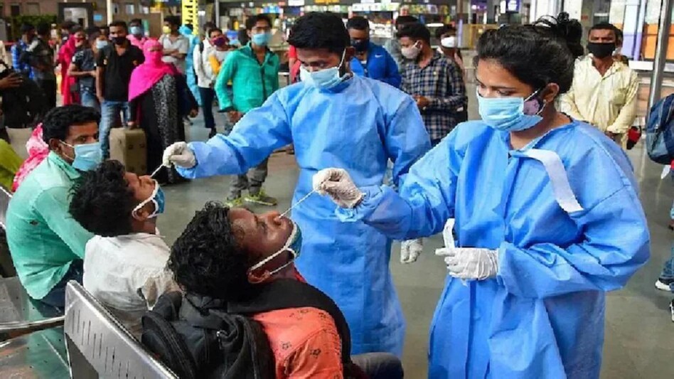 Corona Virus Alert : कोरोना के मामलों में एक बार फिर दर्ज हुई रिकॉर्ड बढ़ोतरी, 24 घंटे में 7 लोगों की गई जान जोर पकड़ रहा कोरोना का आतंक, 24 घंटों में आए डेढ़ लाख से ज्यादा मामले - corona virus turning serious in india 1 point 59 lakh cases in 24 hours 327 died ntc - AajTak
