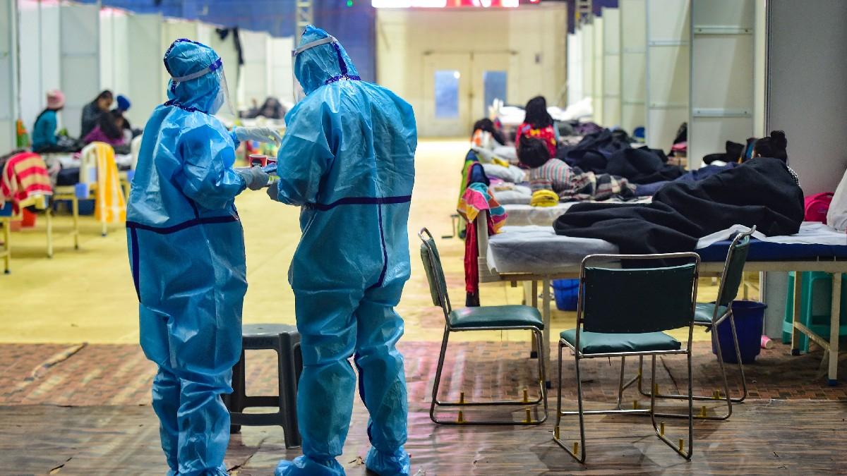  कोरोना वायरस के डेल्टा वैरिएंट की तुलना में ओमिक्रॉन तेजी से फैल रहा है. (सांकेतिक तस्वीर)