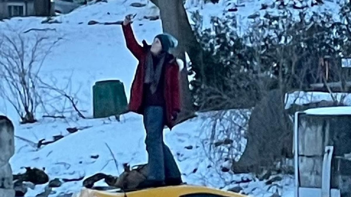 नदी में डूब गई कार, सेल्‍फी लेती रही लड़की, फिर? देखें VIDEO