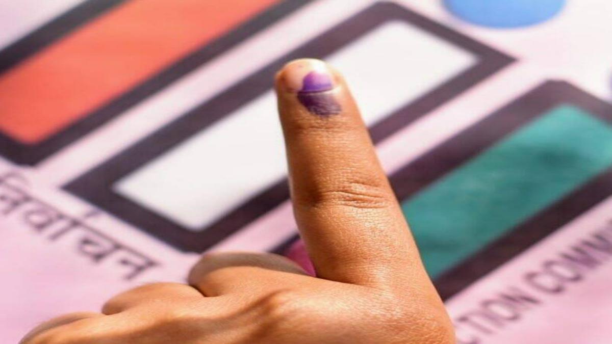 आचार संहिता लगने के बाद उत्तर प्रदेश के मुख्य सचिव दुर्गा शंकर मिश्रा और डीजीपी मुकुल गोयल की मुख्य जिम्मेदारी होगी.