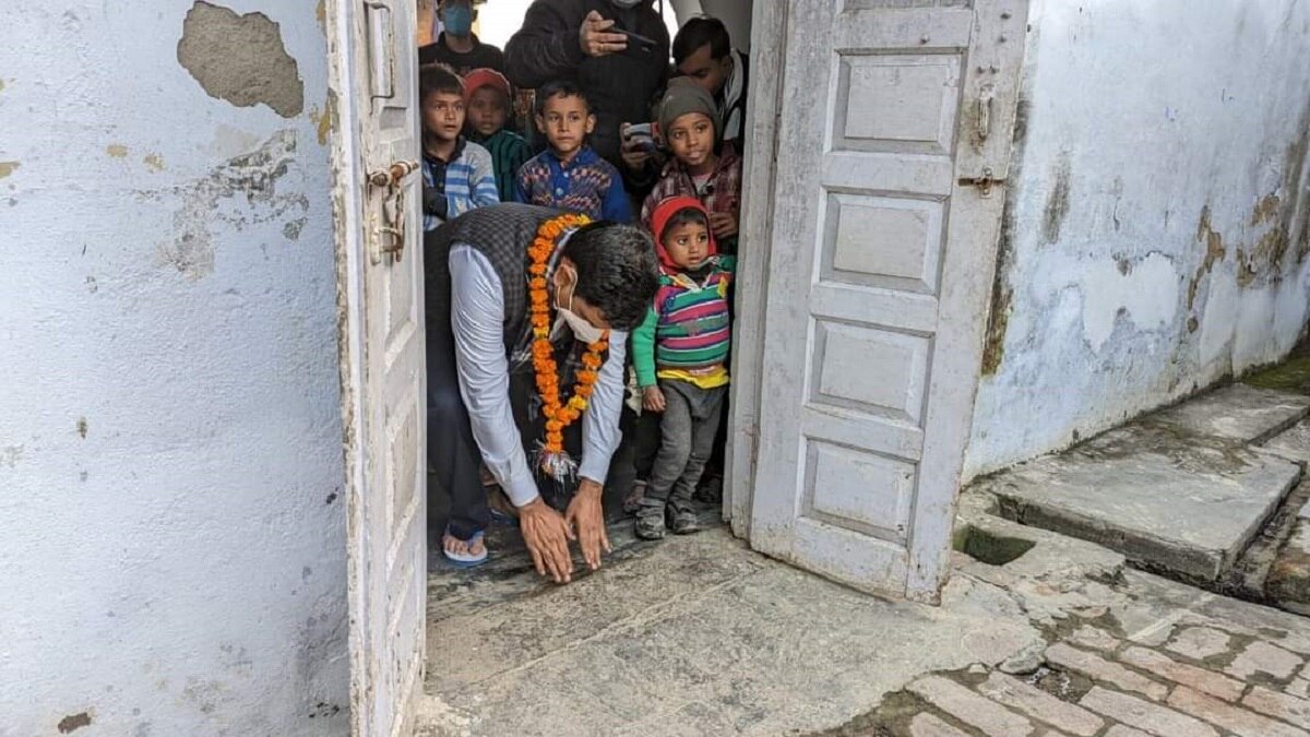 पीएम मोदी की स्टाइल में आए आईपीएस से नेता बने असीम अरुण, गांव पहुंचते ही किया ये खास काम