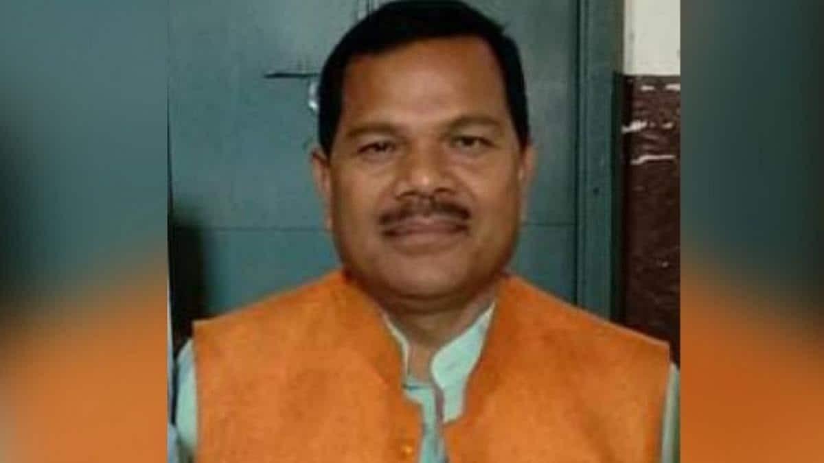 झारखंड: BJP के पूर्व विधायक पर नक्सलियों का हमला, 2 पुलिस जवानों का गला रेता