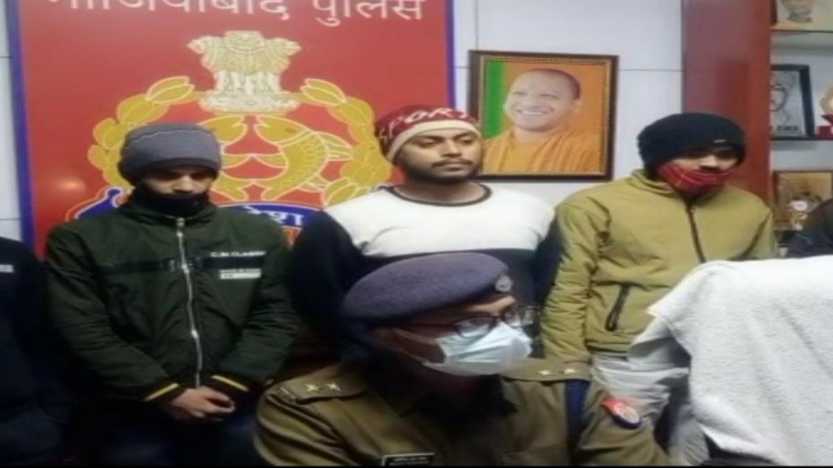 गाजियाबाद में क्रेडिट कार्ड के नाम से ठगी करने वाले गैंग का भंडाफोड़, 4 लोग गिरफ्तार