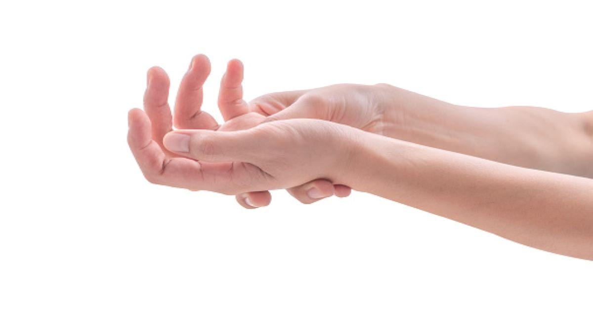 सर्दियों में आपकी उंगलियों में भी आ जाती है सूजन? ये घरेलू उपाय दिलाएंगे छुटकारा (Photo Credit:Getty Images)