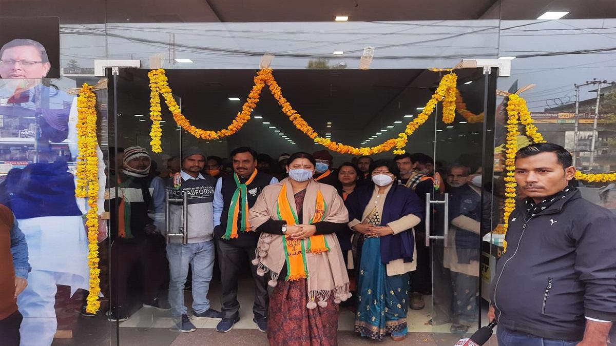 सीएम पुष्कर सिंह धामी की पत्नी गीता धामी ने किया पार्टी कार्यालय का उद्घाटन