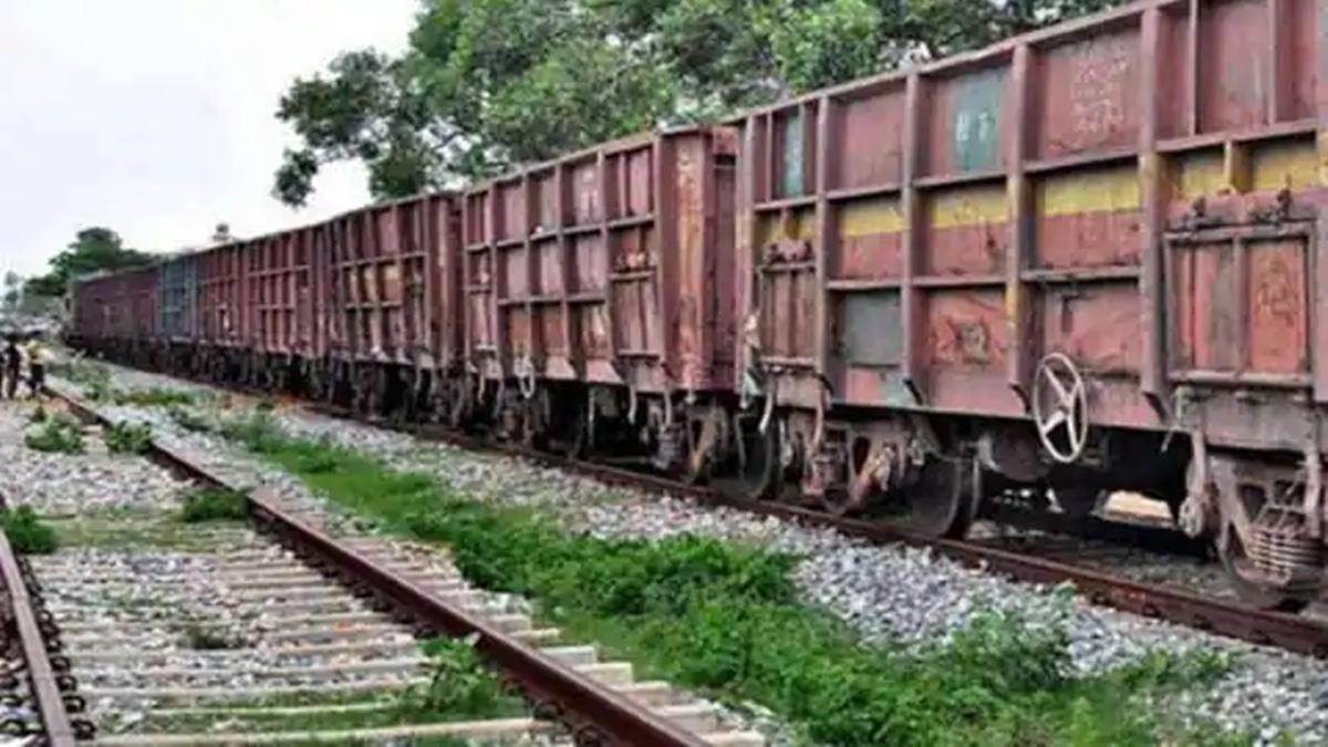 Rajasthan Train Accident: राजस्थान के जैसलमेर में मालगाड़ी दुर्घटनाग्रस्त, पटरी से उतरे 15 डिब्बे