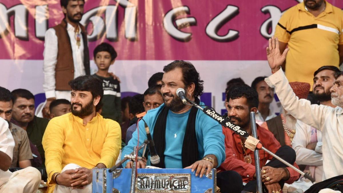 फोटो साभारः ट्विटर/@KirtidanGadhvi