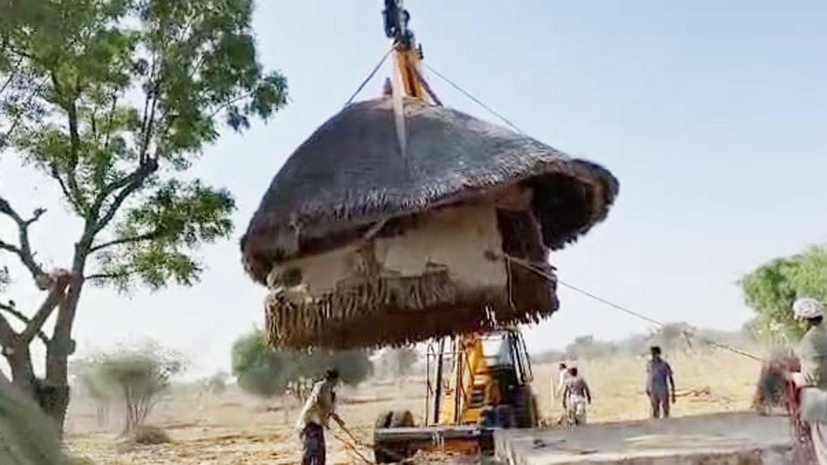 राजस्थान: दादा की निशानी थी यह 50 साल पुरानी झोपड़ी, हाइड्रा क्रेन से कर दिया शिफ्ट