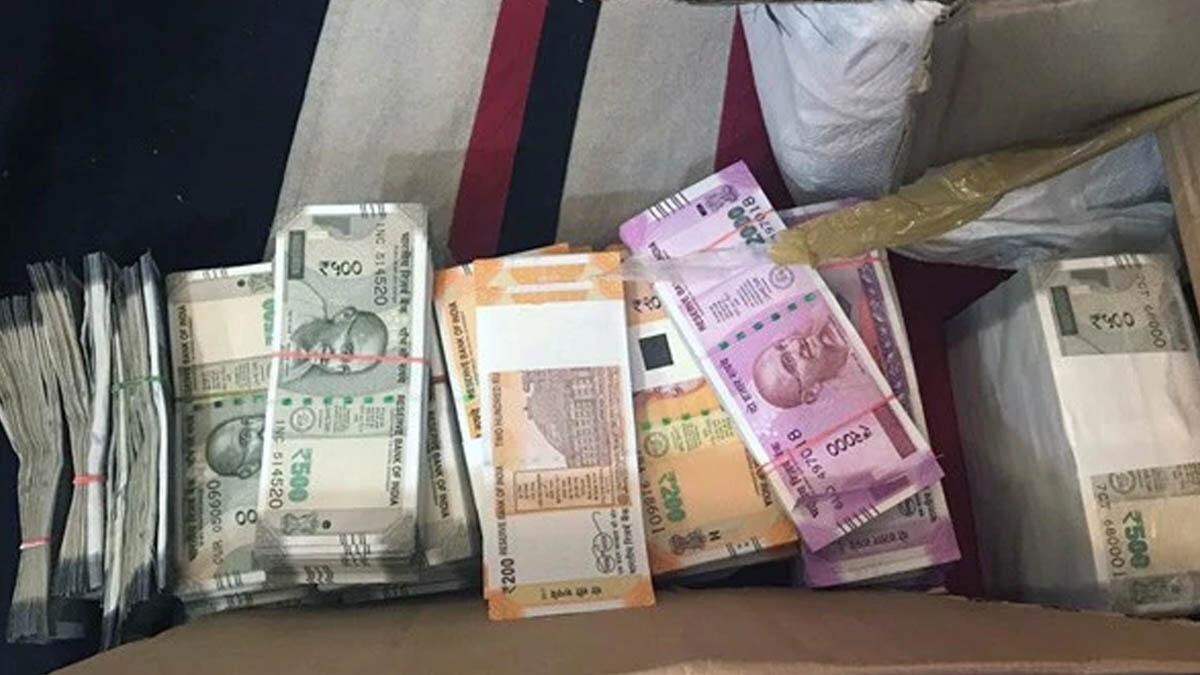 IT RAID: लखनऊ में कारोबारी अमित अग्रवाल के घर IT की रेड, 3 करोड़ कैश बरामद 3 UP: लखनऊ में कारोबारियों के घर Income Tax के ताबड़तोड़ छापे, 3 करोड़ कैश बरामद, कार्रवाई जारी - income tax department raid at businessmen house at rakabganj lucknow ntc - AajTak