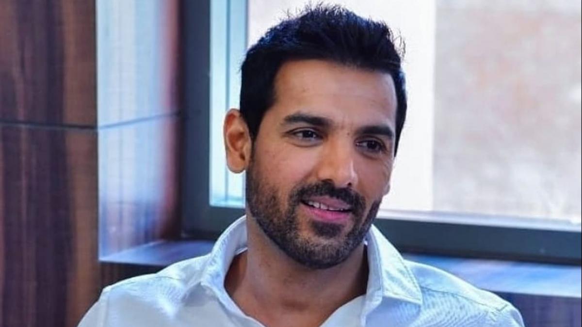 जब फैन ने सेल्फी के लिए खींची John Abraham की शर्ट, एक्टर ने लगा दिया था थप्पड़!