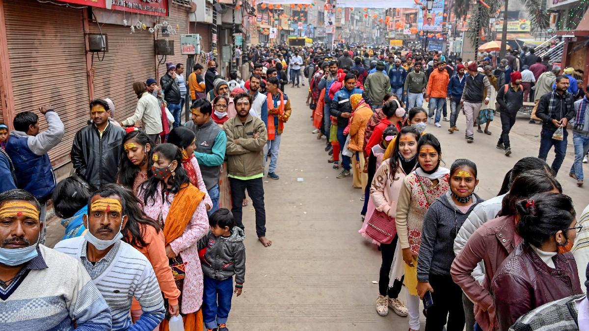 वाराणसी में नए साल पर उमड़ा भक्तों का जन सैलाब (फोटो- पीटीआई)