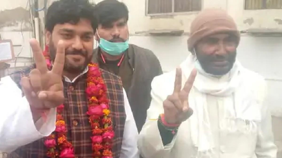 UP assembly Election: अपने बेटे के साथ प्रभू दयाल कठेरिया (फोटो- ट्विटर)