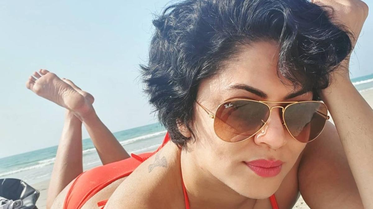 रेड बिकिनी में Kavita Kaushik ने बढ़ाया टेम्परेचर, बोलीं- खुद से प्यार करो
