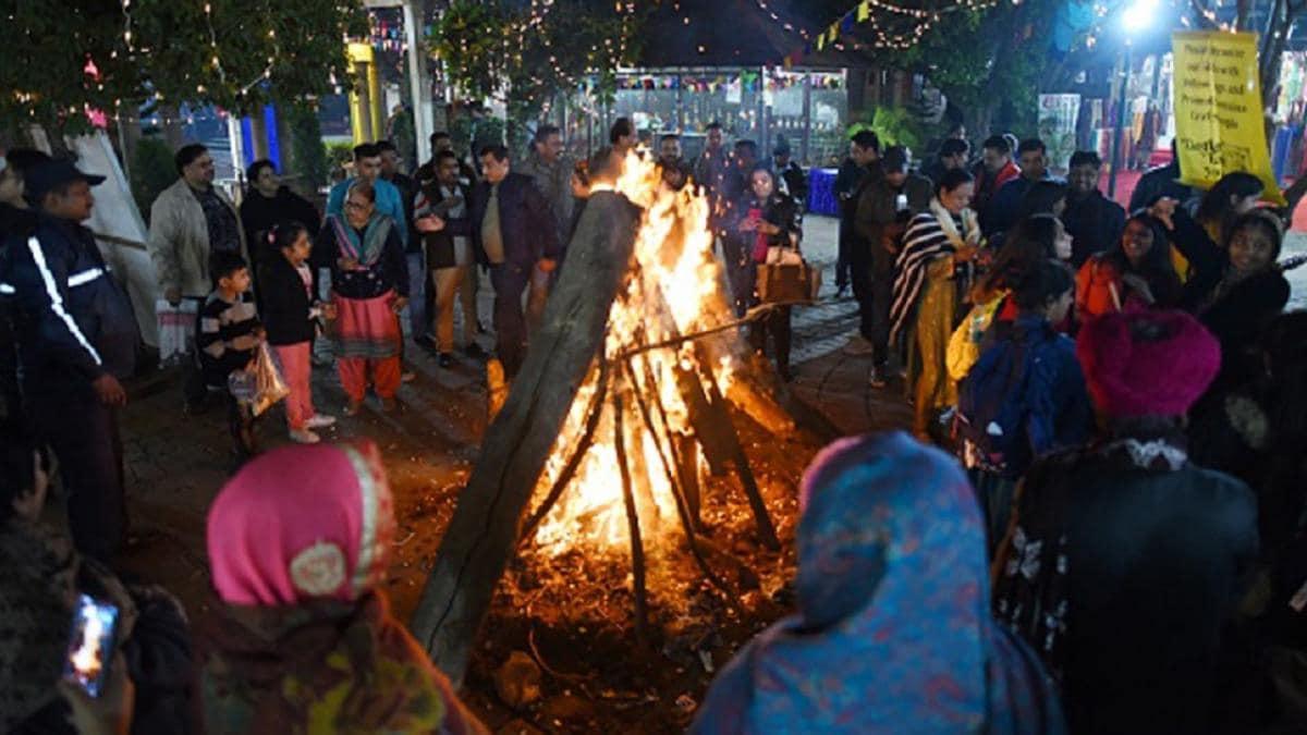 Lohri 2022: लोहड़ी आज, जानें अग्नि में रेवड़ी-मूंगफली डालने का महत्व और शुभ मुहूर्त