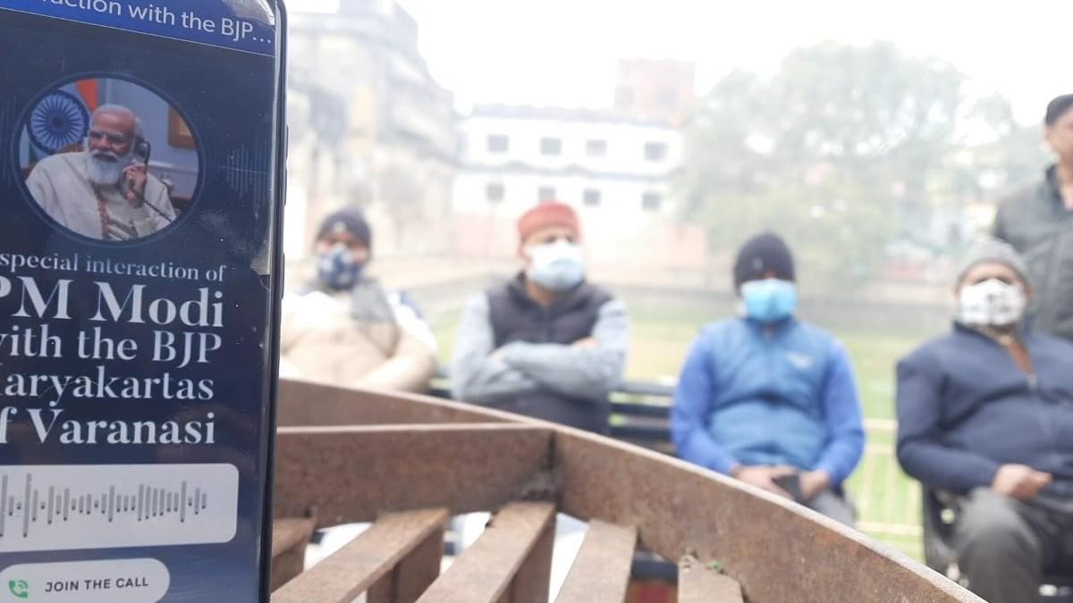 अपने संसदीय क्षेत्र के भाजपा कार्यकर्ताओं से वर्चुअली कनेक्ट होकर उन्हें एक-एक वोट की कीमत समझाते प्रधानमंत्री नरेंद्र मोदी.
